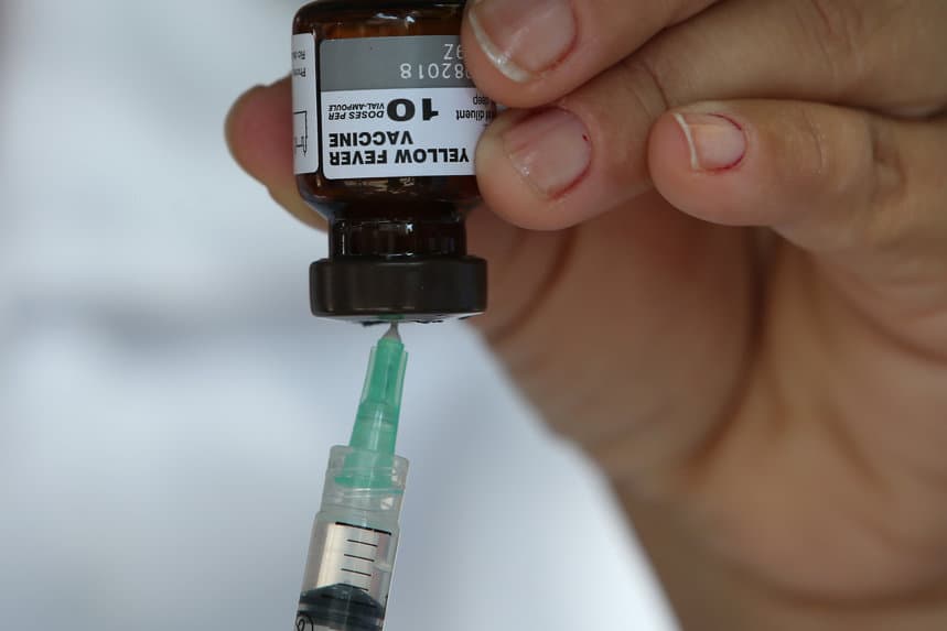 Fotografía de archivo de una vacuna contra la fiebre amarilla. (EFE / Marcelo Sayão)