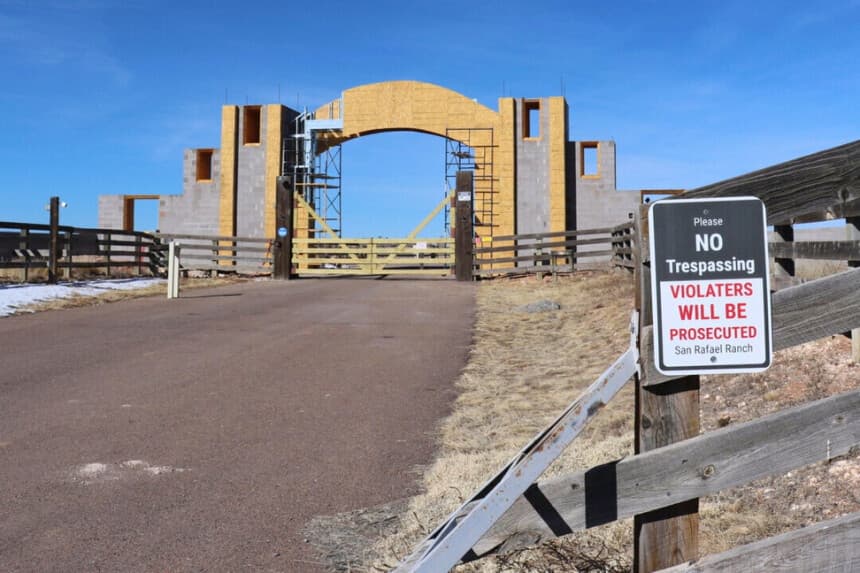 La entrada del rancho San Rafael, que anteriormente era propiedad de Jeffrey Epstein y se llamaba Zorro Ranch, vista el 31 de enero de 2026, cerca de Stanley, Nuevo México. (AP Photo/Savannah Peters).