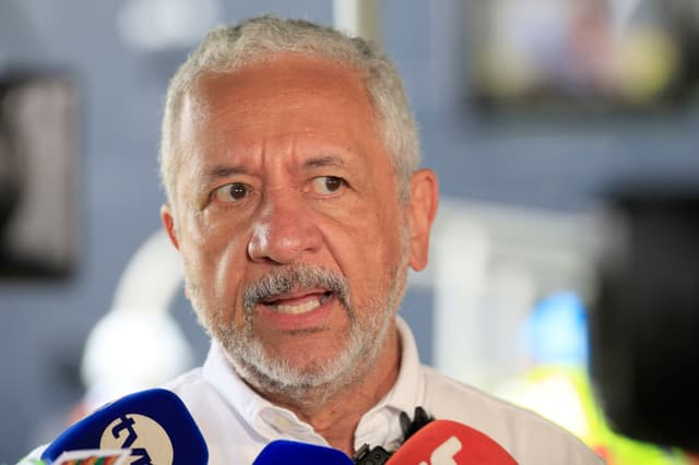 El administrador del Canal de Panamá, Ricaurte Vásquez, habla con periodistas en el centro de visitantes de Agua Clara en el Canal de Panamá. Imagen de archivo. (EFE/ Bienvenido Velasco)