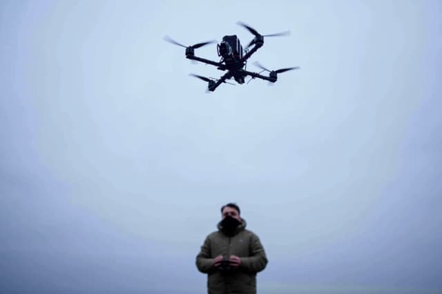 Un militar controla un dron fabricado por la empresa General Cherry en un lugar no revelado de Ucrania, el 4 de diciembre de 2025. (Evgeniy Maloletka/AP).
