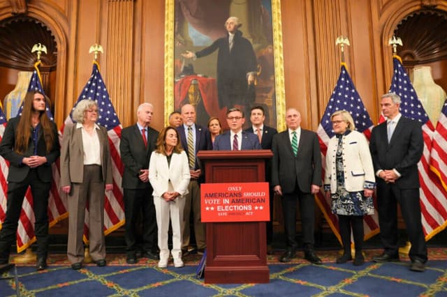 El presidente de la Cámara de Representantes, Mike Johnson (R-La.), habla durante una rueda de prensa sobre la aprobación de la Ley SAVE America en el Capitolio de los Estados Unidos, el 11 de febrero de 2026. (Michael M. Santiago/Getty Images).
