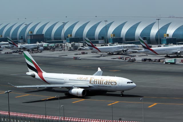 Aviones de Emirates Airlines estacionados en el aeropuerto internacional de Dubái, en el emirato del Golfo, el 20 de abril de 2010. Emirates Airlines afirmó haber perdido alrededor de 65 millones de dólares tras cancelar 250 vuelos debido a la nube de cenizas volcánicas que cubrió Europa. FOTO DE AFP/KARIM SAHIB (El crédito de la foto debe leer KARIM SAHIB/AFP a través de Getty Images).