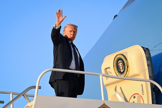 MIAMI, FLORIDA - 9 DE MARZO: El presidente de los Estados Unidos, Donald Trump, sube al Air Force One en el Aeropuerto Internacional de Miami el 9 de marzo de 2026 en Miami, Florida. Trump regresaba a Washington después de reunirse con los republicanos de la Cámara de Representantes en su complejo turístico de Doral para discutir el mensaje económico y de política exterior del partido antes de las elecciones de mitad de mandato. (Foto de Roberto Schmidt/Getty Images).