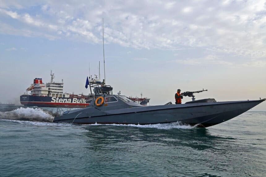 En esta fotografía de archivo, miembros de la Guardia Revolucionaria Iraní patrullan alrededor del petrolero Stena Impero, con bandera británica, frente a la ciudad portuaria iraní de Bandar Abbas. (Hasan Shirvani/AFP/Getty Images).