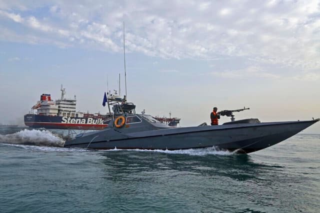 En esta fotografía de archivo, miembros de la Guardia Revolucionaria Iraní patrullan alrededor del petrolero Stena Impero, con bandera británica, frente a la ciudad portuaria iraní de Bandar Abbas. (Hasan Shirvani/AFP/Getty Images).
