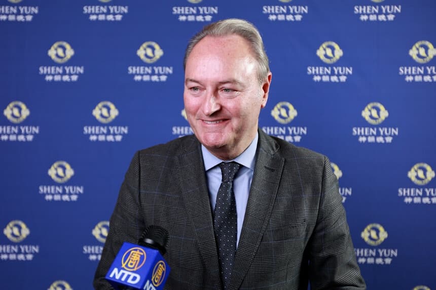 El diputado español Alberto Fabra vio el espectáculo de Shen Yun el 26 de febrero en el Teatro de San Lorenzo de El Escorial, España. (NTD)