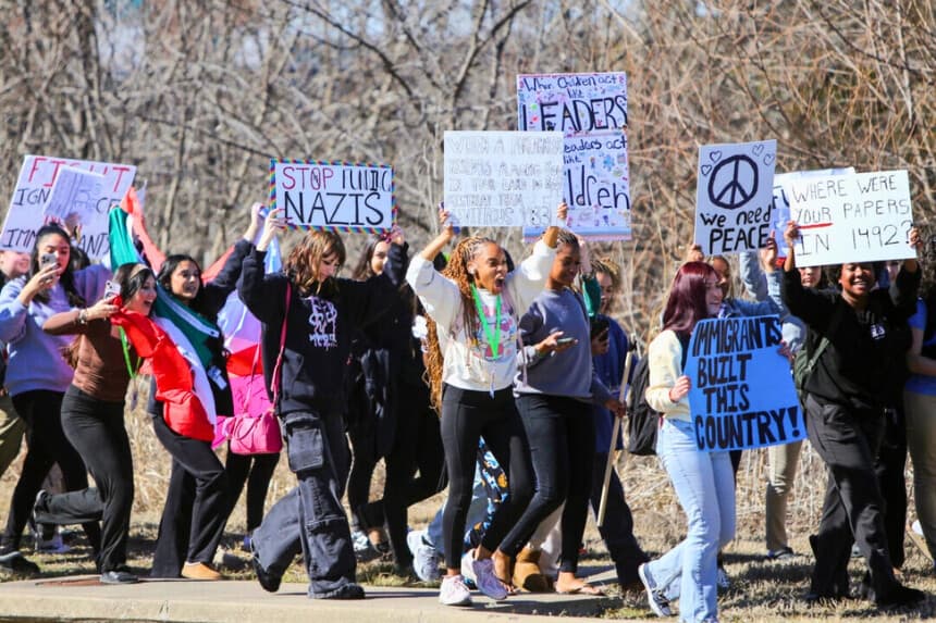 Estudiantes de la escuela secundaria North Forney participan en una manifestación contra el ICE en Forney, Texas, el 5 de febrero de 2026. (Bobby Sánchez para The Epoch Times).