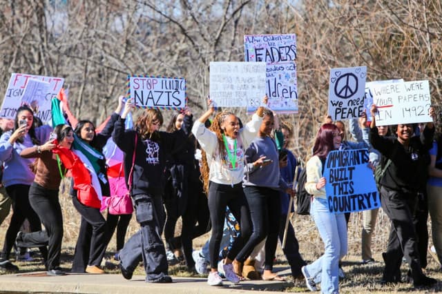Estudiantes de la escuela secundaria North Forney participan en una manifestación contra el ICE en Forney, Texas, el 5 de febrero de 2026. (Bobby Sánchez para The Epoch Times).