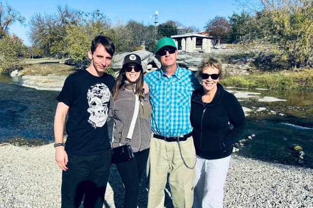 Collin Carley (izquierda a derecha) posa junto a su hermana Chloe, su padre Craig y su madre Carmen en esta fotografía sin fecha. (Cortesía de Carmen Carley).