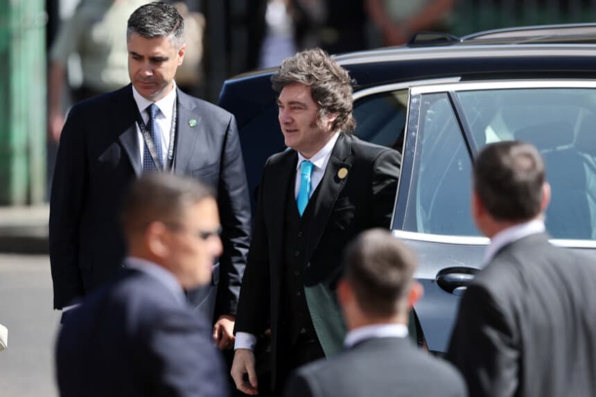 El presidente de Argentina, Javier Milei, llega a la ceremonia de investidura del nuevo presidente de Chile, José Antonio Kast, en el Congreso Nacional de Valparaíso, Chile, el 11 de marzo de 2026. José Antonio Kast, el presidente más derechista de Chile en más de tres décadas, toma posesión de su cargo el 11 de marzo de 2026 con la promesa de combatir el aumento de los índices de delitos violentos y llevar a cabo deportaciones masivas de inmigrantes. (Foto de Javier TORRES / AFP a través de Getty Images).