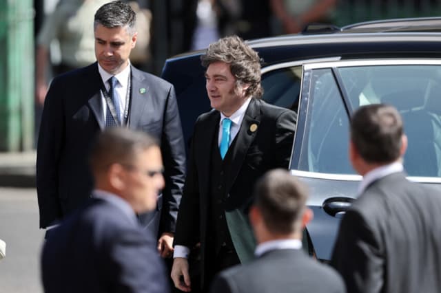 El presidente de Argentina, Javier Milei, llega a la ceremonia de investidura del nuevo presidente de Chile, José Antonio Kast, en el Congreso Nacional de Valparaíso, Chile, el 11 de marzo de 2026. José Antonio Kast, el presidente más derechista de Chile en más de tres décadas, toma posesión de su cargo el 11 de marzo de 2026 con la promesa de combatir el aumento de los índices de delitos violentos y llevar a cabo deportaciones masivas de inmigrantes. (Foto de Javier TORRES / AFP a través de Getty Images).