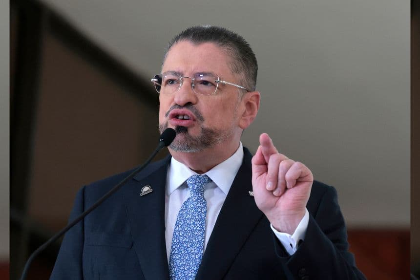 El presidente de Costa Rica, Rodrigo Chaves Robles, habla en una conferencia de prensa junto a la secretaria de Seguridad Nacional de EE. UU., Kristi Noem, en la Casa Presidencial el 25 de junio de 2025, en San José, Costa Rica. (Anna Moneymaker/Getty Images)