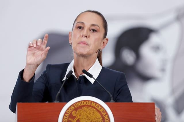 La presidenta de México, Claudia Sheinbaum, habla en una rueda de prensa este jueves en Palacio Nacional de la Ciudad de México, México. (EFE/Isaac Esquivel)