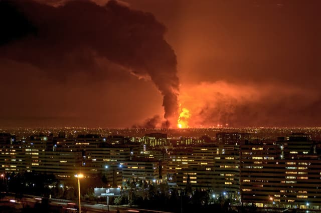 Humo y llamas se elevan en el lugar de los ataques aéreos contra un depósito de petróleo en Teherán el 7 de marzo de 2026. Estados Unidos e Israel lanzaron ataques contra Irán el 28 de febrero, lo que provocó la represalia iraní con ataques con misiles en toda la región y intensificó las preocupaciones sobre la interrupción del suministro energético y el transporte a nivel mundial. (Foto de Sasan / Middle East Images / AFP a través de Getty Images).