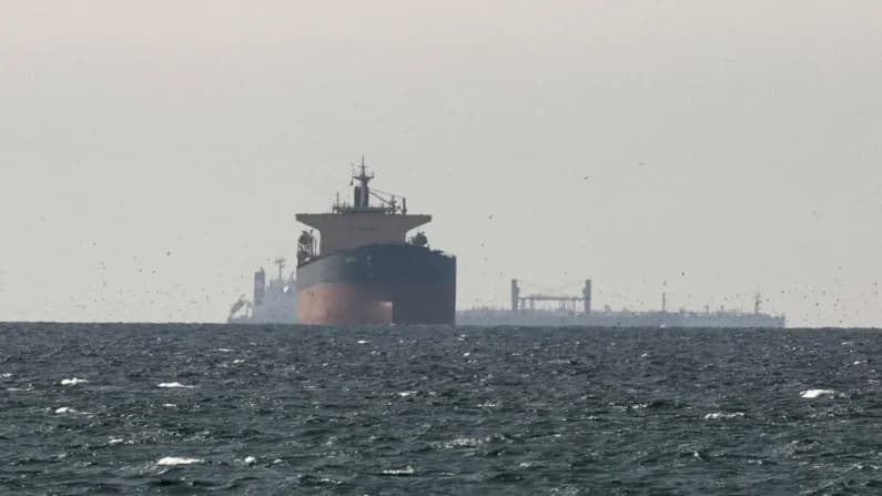 Irán estudia cobrar impuesto por tránsito a buques el estrecho de Ormuz, dice legislador