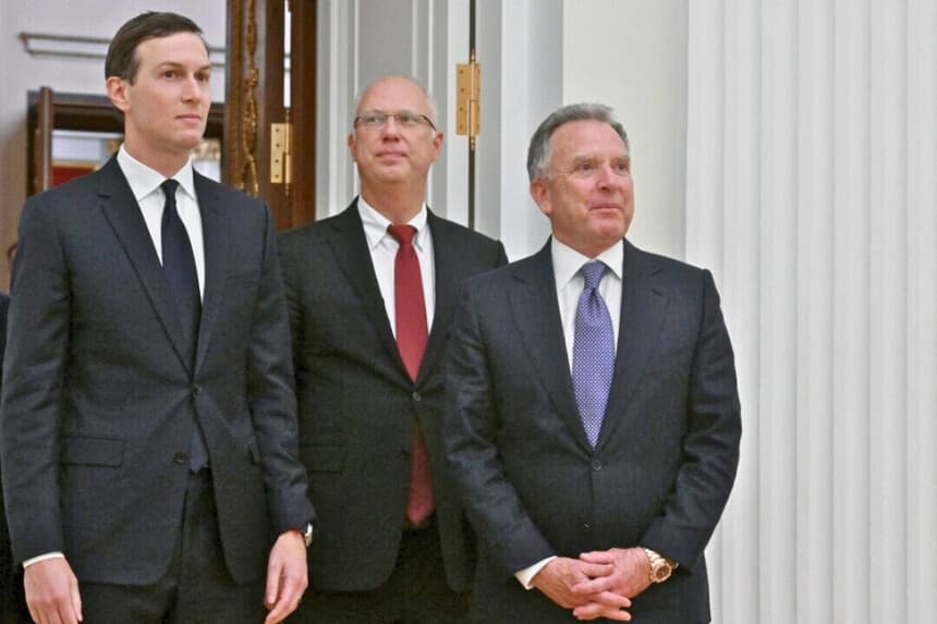 El enviado especial de Estados Unidos, Steve Witkoff (derecha), y el yerno del presidente estadounidense Donald Trump, Jared Kushner (izquierda), acompañados por el enviado económico del Kremlin, Kirill Dmitriev (centro), antes de una reunión con el presidente ruso en el Kremlin, en Moscú, el 2 de diciembre de 2025. (Kristina Kormilitsyna/AFP a través de Getty Images).