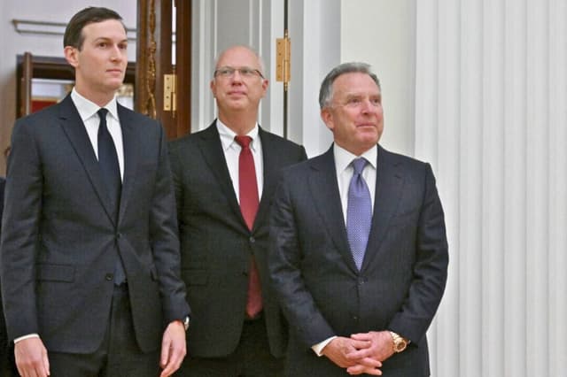 El enviado especial de Estados Unidos, Steve Witkoff (derecha), y el yerno del presidente estadounidense Donald Trump, Jared Kushner (izquierda), acompañados por el enviado económico del Kremlin, Kirill Dmitriev (centro), antes de una reunión con el presidente ruso en el Kremlin, en Moscú, el 2 de diciembre de 2025. (Kristina Kormilitsyna/AFP a través de Getty Images).