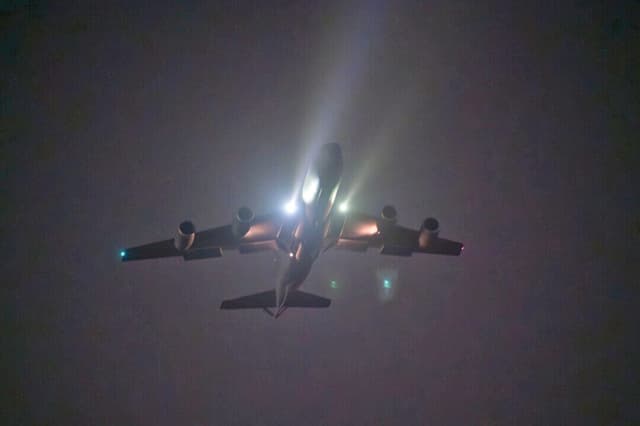 Un avión de reabastecimiento aéreo KC-135 Stratotanker despega de una base en el área de responsabilidad del Comando Central de Estados Unidos, el 19 de diciembre de 2025. (Foto de la Fuerza Aérea de Estados Unidos.).