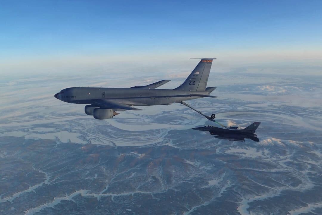 Un caza F-16 repostando desde un KC-135 Stratotanker sobre Alaska, el 19 de febrero de 2026. (Departamento de Defensa de EE. UU. vía AP)