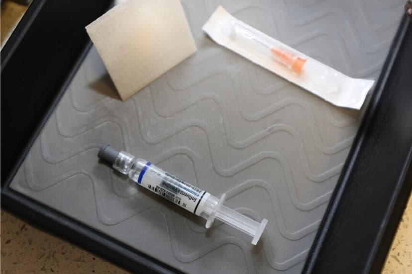 Una vacuna contra la influenza en el consultorio de un médico en Coral Gables, Florida, el 15 de septiembre de 2025. (Joe Raedle/Getty Images)