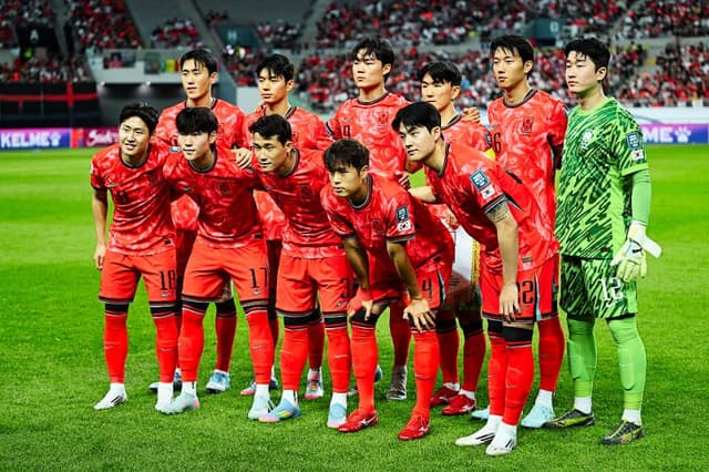 Los jugadores de Corea del Sur posan para una foto de equipo antes del inicio del partido de fútbol del Grupo B de la fase de clasificación asiática para el Mundial de 2026 entre Corea del Sur y Kuwait, celebrado en Seúl el 10 de junio de 2025. (JUNG YEON-JE/AFP vía Getty Images)