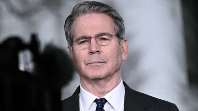 EE. UU. podría desplegar escoltas para navegación comercial en estrecho de Ormuz: secretario del Tesoro