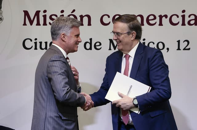 El embajador de Canadá en México, Cameron Mackay (i) y el secretario de Economía, Marcelo Ebrard, participan este jueves durante la presentación de la convocatoria 'Misión comercial a Canadá' en un acto celebrado en Ciudad de México. (EFE/José Méndez)