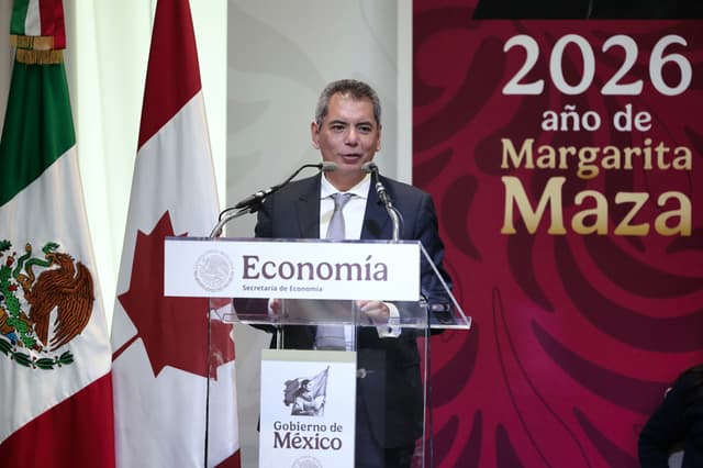 El secretario de Hacienda de México, Edgar Amador Zamora, habla durante una rueda de prensa este jueves, en Ciudad de México. Amador estimó que los efectos en México de la guerra en Irán serán cortos, por lo que pidió tranquilidad ante posibles aumentos en los combustibles por el encarecimiento del barril de petróleo en medio de la escalada en Medio Oriente. (EFE/José Méndez)