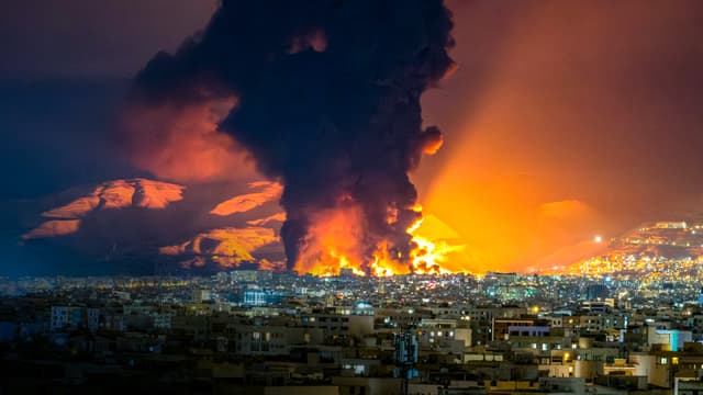 Humo y llamas se elevan en el lugar de los ataques aéreos contra un depósito de petróleo en Teherán, Irán, el 7 de marzo de 2026. (Sasan / Middle East Images / AFP vía Getty Images)