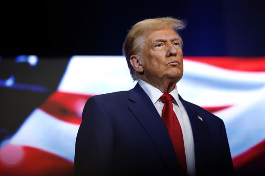 El candidato presidencial republicano, el expresidente de Estados Unidos Donald Trump, observa durante una mesa redonda con líderes religiosos en Christ Chapel el 23 de octubre de 2024 en Zebulon, Georgia. (Anna Moneymaker/Getty Images).