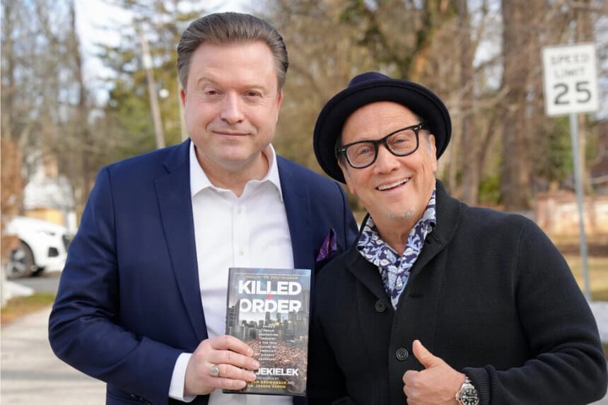 El comediante y actor Rob Schneider (derecha) y Jan Jekielek, editor senior de Epoch Times y presentador de "American Thought Leaders", en Phoenix el 19 de noviembre de 2025. (Tal Atzmon/The Epoch Times)