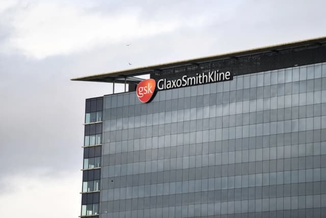 El logotipo de la multinacional farmacéutica británica GlaxoSmithKline en lo alto de su sede en Londres el 2 de febrero de 2022. (Justin Tallis/AFP vía Getty Images)