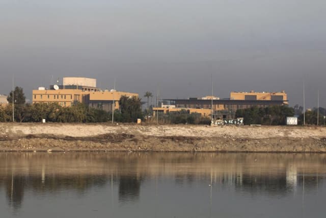 Vista general de la embajada de Estados Unidos al otro lado del río Tigris, en Bagdad, la capital de Irak, el 3 de enero de 2020. (AHMAD AL-RUBAYE/AFP vía Getty Images)