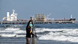 Estados Unidos suaviza las sanciones a las exportaciones de petróleo y fertilizantes de Venezuela