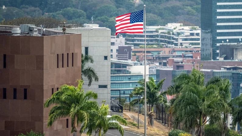 La bandera de EE. UU. fue izada en la embajada en Venezuela por primera vez en 7 años