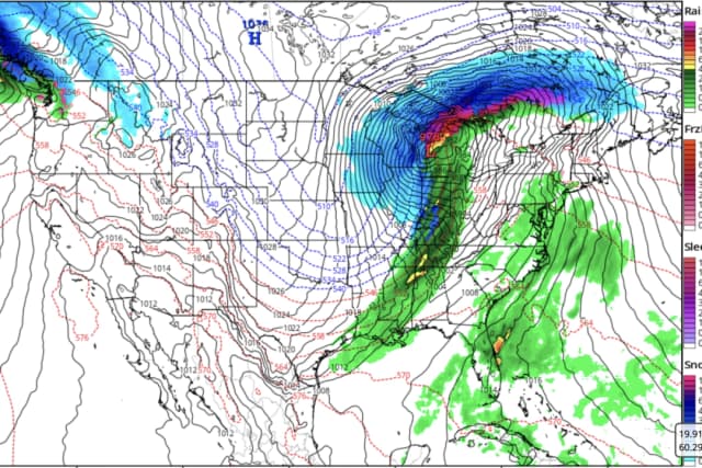 El modelo de pronóstico muestra un fenómeno meteorológico extremo que provocará simultáneamente condiciones de ventisca en la región de los Grandes Lagos y condiciones propicias para tornados en el sur y el valle inferior del río Ohio el 15 de marzo de 2026. (tropicaltidbits.com/Captura de pantalla vía The Epoch Times)