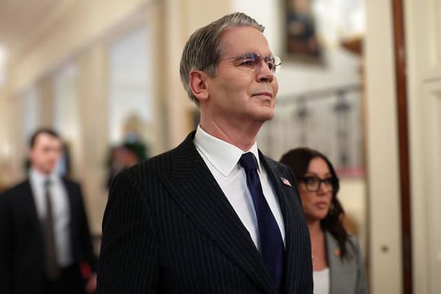 El secretario del Tesoro de EE. UU., Scott Bessent, observa antes de un evento para celebrar al Inter Miami CF, campeón de la Copa MLS 2025, en el Salón Este de la Casa Blanca el 5 de marzo de 2026 en Washington, D.C. (Win McNamee/Getty Images)