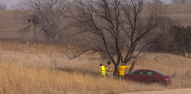 Los bomberos de Malcolm y Lincoln responden a un incendio forestal en Denton, Nebraska, el 12 de marzo de 2026. (Kenneth Ferriera/Omaha World-Herald vía AP)