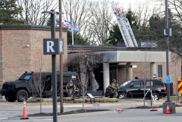 El 12 de marzo de 2026, agentes de la ley permanecieron en el lugar de los hechos en la sinagoga Temple Israel en West Bloomfield, Michigan, después de que un agresor estrellara un vehículo contra el edificio. (Jeff Kowalsky/AFP vía Getty Images)