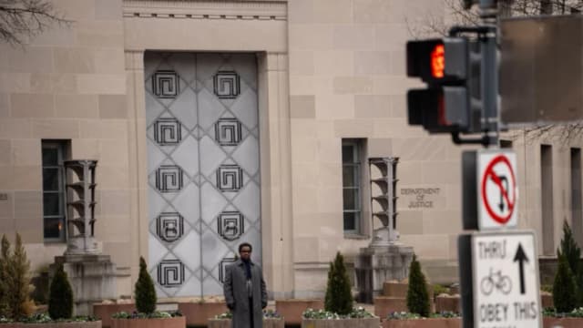 Imputan a exmarine por revelar información clasificada de la defensa estadounidense