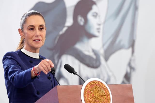 La presidenta de México, Claudia Sheinbaum, habla durante una rueda de prensa en el municipio de Zapopan en Jaisco, México. EFE/Francisco Guasco