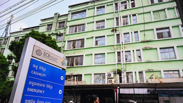 Tragedia en hospital de India: Incendio en UCI provoca al menos diez muertes