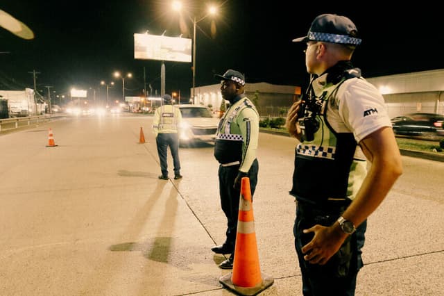 Integrantes de la Autoridad de Tránsito y Movilidad de Guayaquil (ATM) custodian en una calle tras el toque de queda este domingo, en Guayaquil, Ecuador. (EFE/ Jonathan Miranda Vanegas)