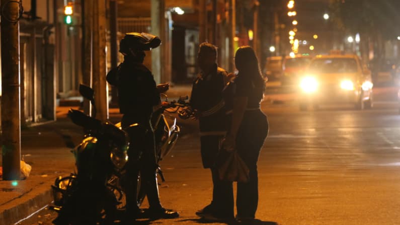 Autoridades de Ecuador reportan 253 detenidos en la primera noche del toque de queda