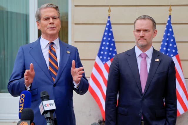 El secretario del Tesoro de EE. UU., Scott Bessent, y el representante comercial de EE. UU., Jamieson Greer, se dirigen a los periodistas tras una nueva ronda de conversaciones comerciales con funcionarios chinos en la sede de la OCDE en París, el 16 de marzo de 2026. China y Estados Unidos coincidieron en que unas relaciones comerciales bilaterales estables son beneficiosas tanto para ambos países como para el mundo, según declaró a los periodistas el representante de Comercio Internacional de China. (Foto de Ludovic MARIN / AFP vía Getty Images).