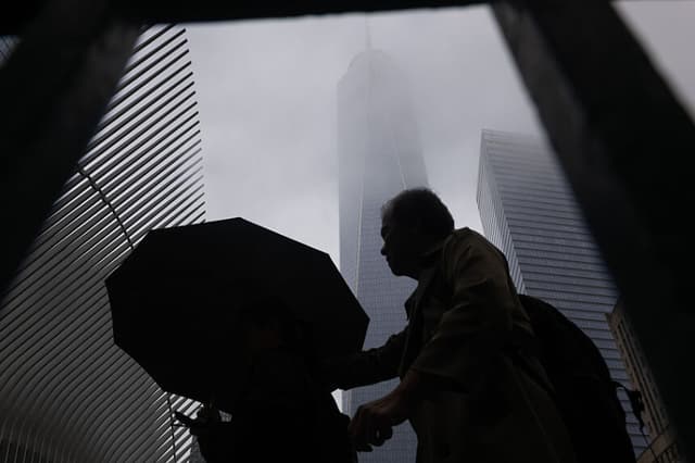 El One World Trade Center aparece envuelto en niebla y lluvia en la ciudad de Nueva York el 16 de marzo de 2026. (Spencer Platt/Getty Images).