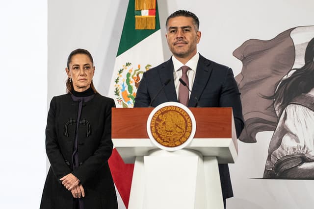 El secretario de Seguridad Ciudadana, Omar García Harfuch, habla durante la rueda de prensa matutina diaria en el Palacio Nacional el 23 de febrero de 2026 en la Ciudad de México, México, después del operativo en el que murió EEl Mencho". (Foto de Cristopher Rogel Blanquet/Getty Images)