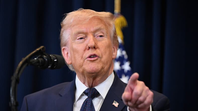 Trump firma una orden que designa a Vance para dirigir grupo de trabajo antifraude