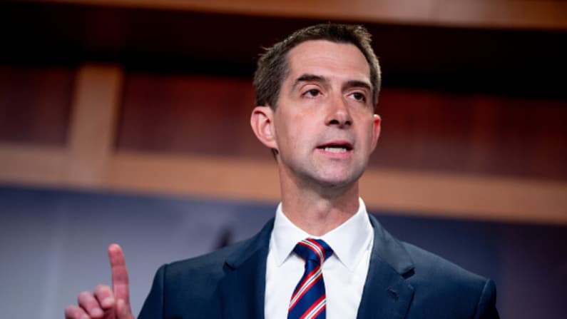 Senador Tom Cotton pide a Trump continuar presionando al gobierno cubano