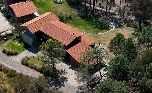 Vista aérea de la casa donde se alojaba el narcotraficante mexicano "El Mencho" antes de su captura en el "Tapalpa Country Club" en Tapalpa, estado de Jalisco, México, el 24 de febrero de 2026. (Foto de Ulises RUIZ / AFP vía Getty Images)